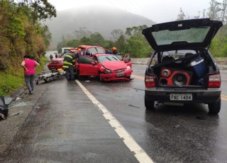 Acidente entre dois carros deixa feridos na Mogi-Bertioga