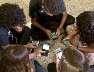 Educadores elogiam possível restrição ao uso de celulares nas escolas