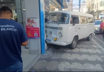 Motorista de Kombi bate em muro de loja e deixa mulher ferida no Centro de Mogi das Cruzes