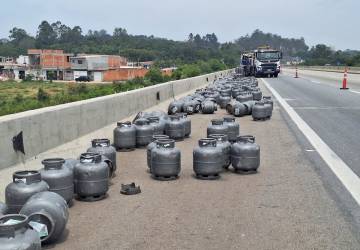 Carreta com botijões de gás bate em caminhão, tomba e causa congestionamento em trecho do Rodoanel em Suzano