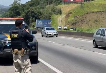 Polícia Civil recupera caminhonete roubada após perseguição na Rodovia Presidente Dutra, em Santa Isabel