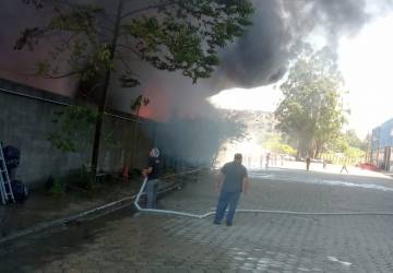 Incêndio atinge empresa de sucata e materiais recicláveis em Itaquaquecetuba