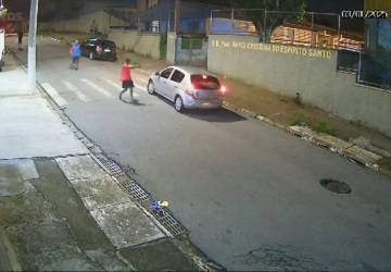 VÍDEO: família é rendida em rua de Poá e tem o carro roubado