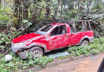 Batida entre dois carros deixa homem ferido em Ferraz de Vasconcelos