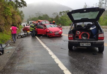 Acidente entre dois carros deixa feridos na Mogi-Bertioga