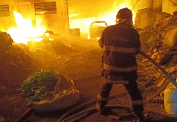 Incêndio atinge galpão de reciclagem em Itaquaquecetuba