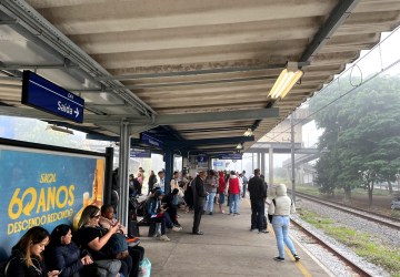 Linha 12-Safira da CPTM está paralisada por causa da chuva e não tem previsão de normalização