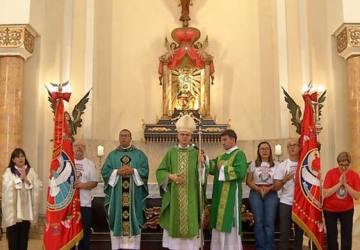 Rezadeiras e rezadores da Festa do Divino de Mogi das Cruzes participam da missa de envio