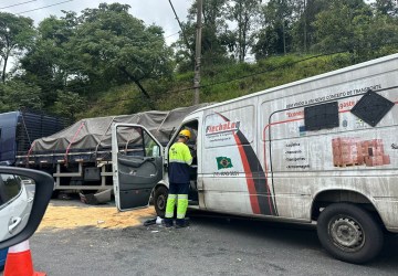 Homem morre e pessoa fica ferida em acidente entre caminhão e van na Mogi-Dutra, diz PM