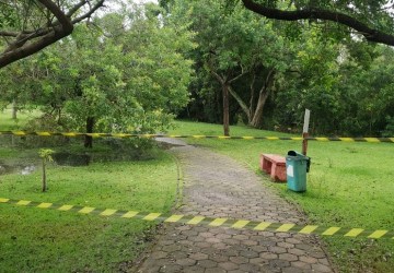 Trechos da pista de caminhada do Parque Centenário são interditados por alagamentos