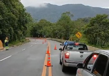 Mogi-Bertioga tem faixa interditada após escorregamento de sedimentos na pista