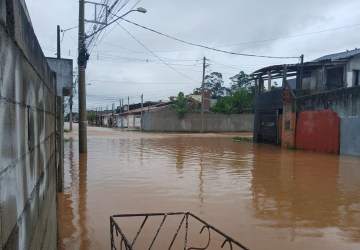 Chuva causa transbordamento de rios e córregos e alagamentos em casas no Alto Tietê