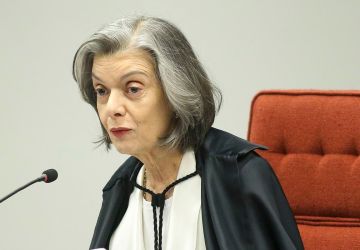 Cármen Lúcia mantém investigação contra Bolsonaro