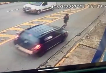 VÍDEO: motorista atropela mulher e foge sem prestar socorro na Grande SP