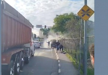 Carro pega fogo e causa congestionamento no Nova Mogilar