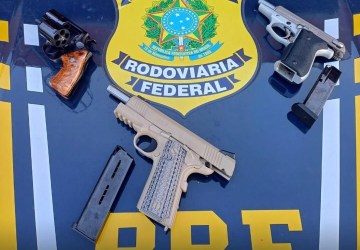 PRF apreende armas de calibre restrito escondidas no corpo de motorista que trafegava pela Dutra, em Arujá