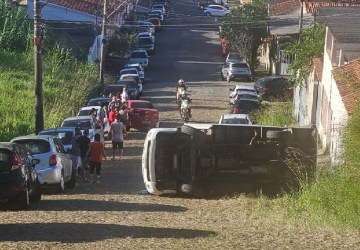 Caminhão colide com dois carros e capota em Mogi das Cruzes