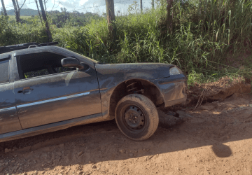 Moradores reclamam de cratera que já causou vários acidentes em estrada de Mogi das Cruzes