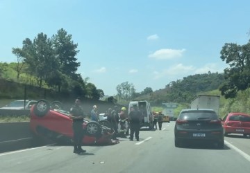 Carro capota e causa tráfego intenso na Dutra, em Arujá