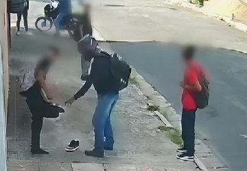 VÍDEO: câmera flagra assaltante levando tênis de estudante na saída da escola na Grande SP