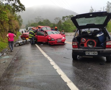 Acidente entre dois carros deixa feridos na Mogi-Bertioga