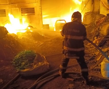 Incêndio atinge galpão de reciclagem em Itaquaquecetuba