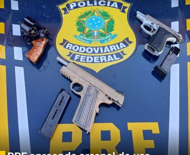 PRF apreende armas de calibre restrito escondidas no corpo de motorista que trafegava pela Dutra, em Arujá