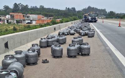 Carreta com botijões de gás bate em caminhão, tomba e causa congestionamento em trecho do Rodoanel em Suzano