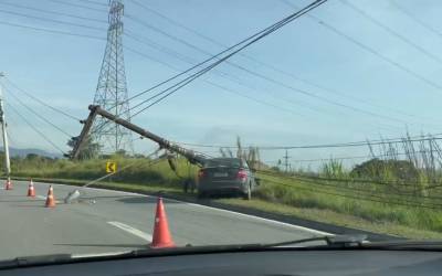 Carro invade acostamento e bate em poste na rodovia Mogi-Salesópolis