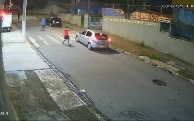 VÍDEO: família é rendida em rua de Poá e tem o carro roubado