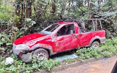 Batida entre dois carros deixa homem ferido em Ferraz de Vasconcelos