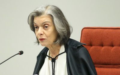 Cármen Lúcia mantém investigação contra Bolsonaro