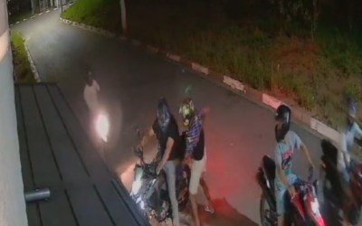 VÍDEO: homem tem motocicleta roubada na porta de casa em Suzano