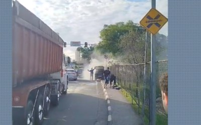 Carro pega fogo e causa congestionamento no Nova Mogilar