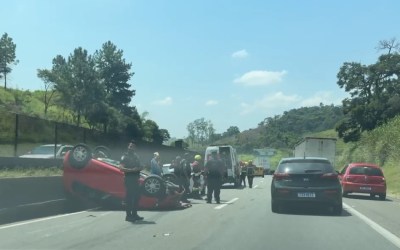 Carro capota e causa tráfego intenso na Dutra, em Arujá