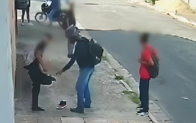 VÍDEO: câmera flagra assaltante levando tênis de estudante na saída da escola na Grande SP