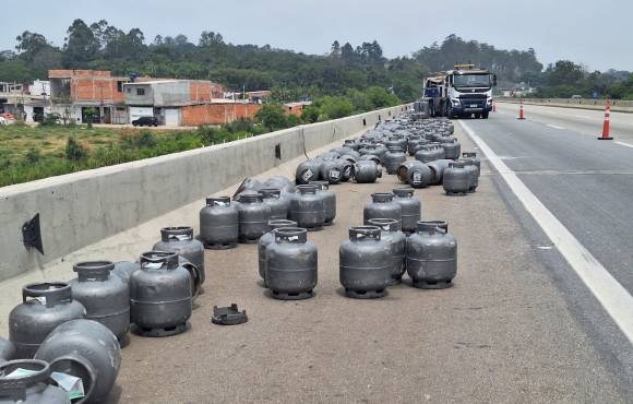 Carreta com botijões de gás bate em caminhão, tomba e causa congestionamento em trecho do Rodoanel em Suzano