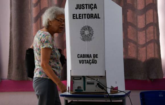 Eleições são encerradas em todo o país; começa apuração dos votos