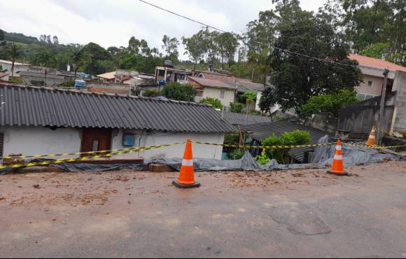 Queda de muro interdita rua em Salesópolis