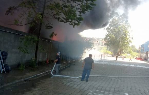 Incêndio atinge empresa de sucata e materiais recicláveis em Itaquaquecetuba