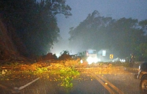 Deslizamento de encosta interdita os dois sentidos da Mogi-Bertioga nesta quarta-feira