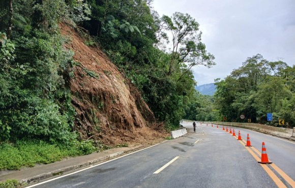 Trânsito na Mogi-Bertioga segue com Operação Encosta Segura neste sábado