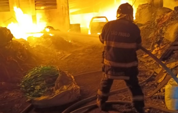 Incêndio atinge galpão de reciclagem em Itaquaquecetuba