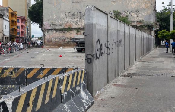 Prefeitura de São Paulo nega que muro confine pessoas na Cracolândia