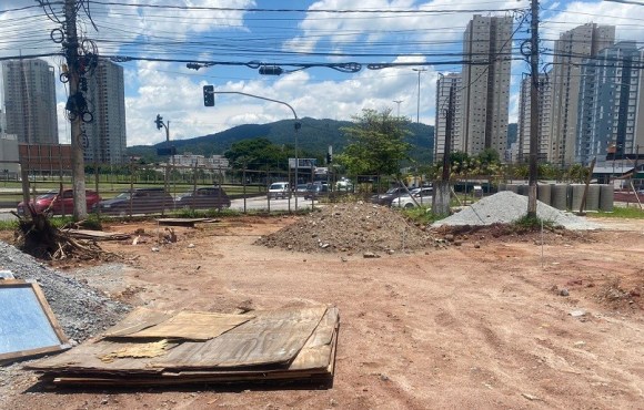 Obras da rotatória do Mogilar são suspensas por 120 dias para revisão do projeto