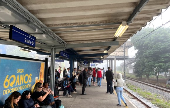 Linha 12-Safira da CPTM está paralisada por causa da chuva e não tem previsão de normalização