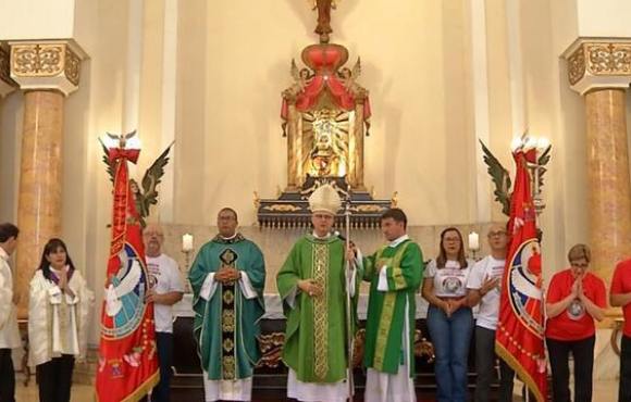 Rezadeiras e rezadores da Festa do Divino de Mogi das Cruzes participam da missa de envio