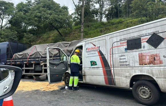 Homem morre e pessoa fica ferida em acidente entre caminhão e van na Mogi-Dutra, diz PM