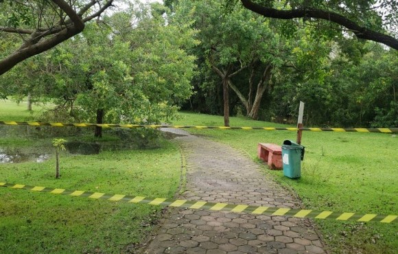 Trechos da pista de caminhada do Parque Centenário são interditados por alagamentos