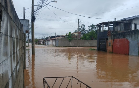 Chuva causa transbordamento de rios e córregos e alagamentos em casas no Alto Tietê